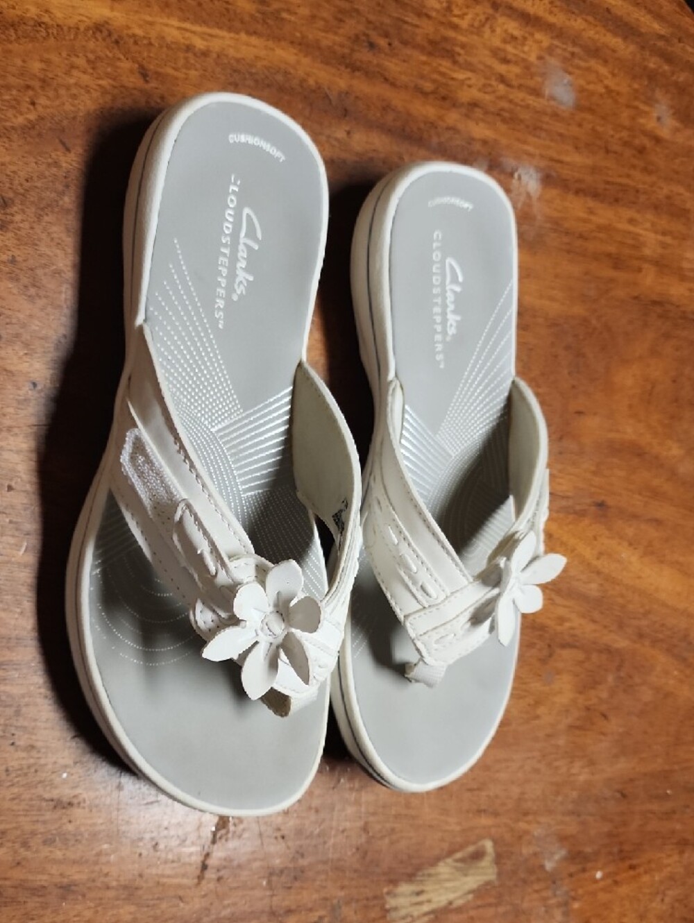 Clarks Women's White Floral Cloudsteppers Flip Sandals - Picture 2 of 3